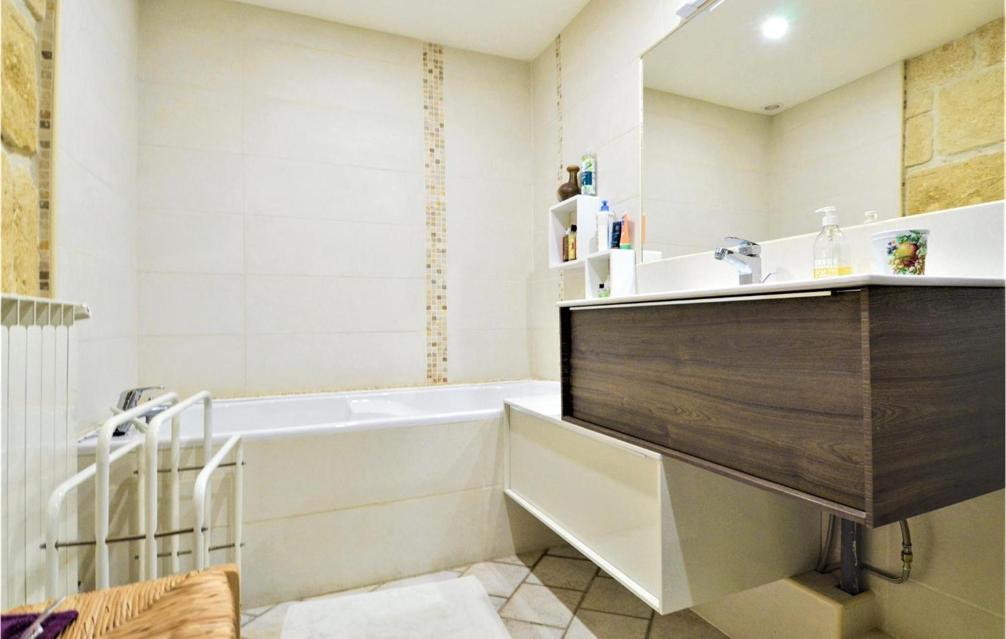 4 Bedroom Lovely Home In Marguerittes Zewnętrze zdjęcie